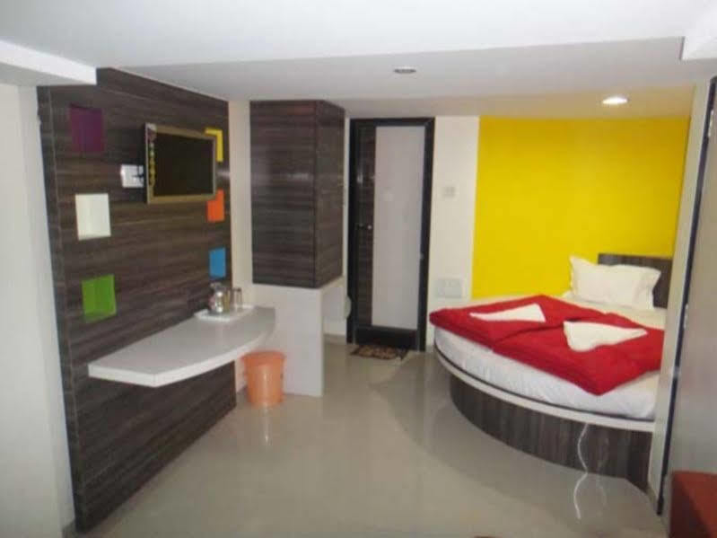 Hotel Blue Orchids Executive Мумбаи Экстерьер фото